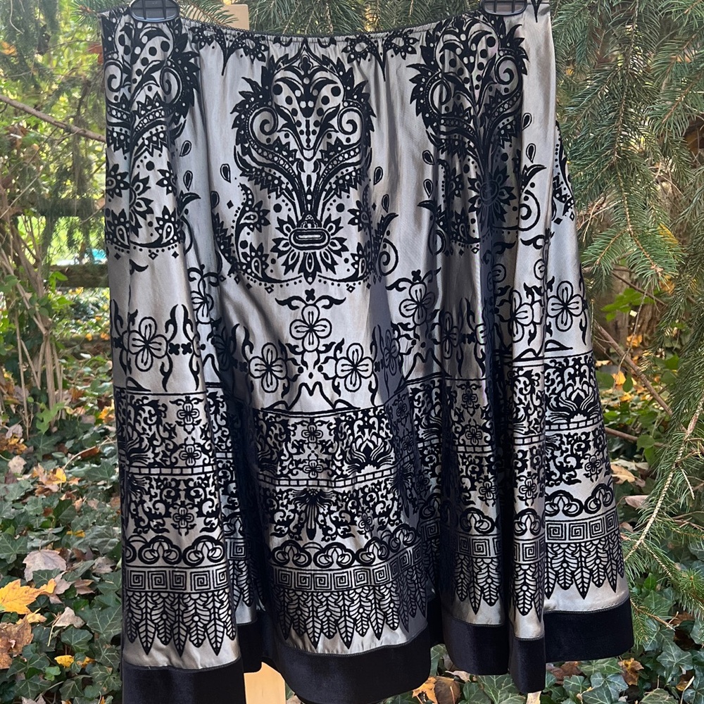 New Elegant metallic skirt with black velvet design and trim